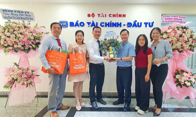 Nhân kỷ niệm 100 năm Ngày Báo chí Cách mạng Việt Nam, Báo Tài chính - Đầu tư tại TP.HCM đón nhận nhiều đoàn công tác đến làm việc và gửi hoa chúc mừng.