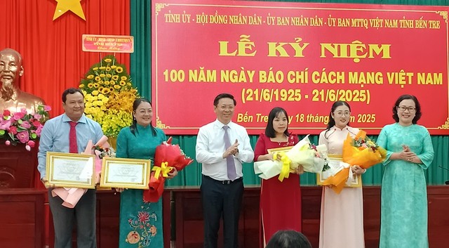 Lãnh đạo tỉnh Bến Tre trao giải cho các tác giả, nhóm tác giả đạt giải 3 Giải Báo chí Sương Nguyệt Anh năm 2025