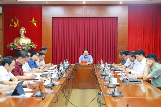 Ông Lê Tiến Châu, Bí thư Thành ủy Hải Phòng, Trưởng Ban chỉ đạo 1806 chủ trì cuộc làm việc. Ông Lê Tiến Châu, Bí thư Thành ủy Hải Phòng, Trưởng Ban chỉ đạo 1806 chủ trì cuộc làm việc.