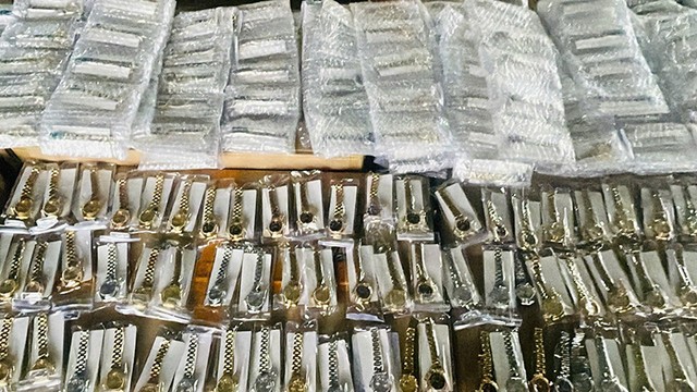450 chiếc đồng hồ Rolex giả bị bắt giữ tại cửa khẩu Trà Lĩnh ngày 17/6.