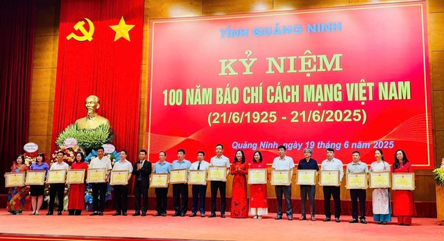Nhà báo Phạm Thanh Tân, Trưởng Văn phòng đại diện Báo Tài chính - Đầu tư khu vực Đông Bắc, Bộ Tài chính (thứ 5 từ phải sang) vinh dự đón nhận Bằng khen của UBND tỉnh Quảng Ninh Nhà báo Phạm Thanh Tân, Trưởng Văn phòng đại diện Báo Tài chính - Đầu tư khu vực Đông Bắc, Bộ Tài chính (thứ 5 từ phải sang) vinh dự đón nhận Bằng khen của UBND tỉnh Quảng Ninh