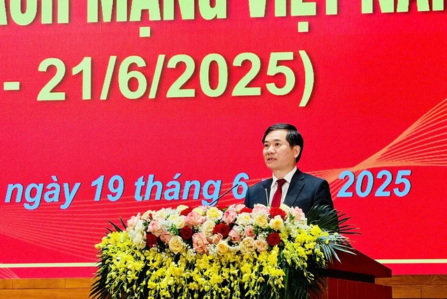 Ông Vũ Quyết Tiến, Phó Bí thư Tỉnh ủy Quảng Ninh phát biểu tại buổi lễ Ông Vũ Quyết Tiến, Phó Bí thư Tỉnh ủy Quảng Ninh phát biểu tại buổi lễ