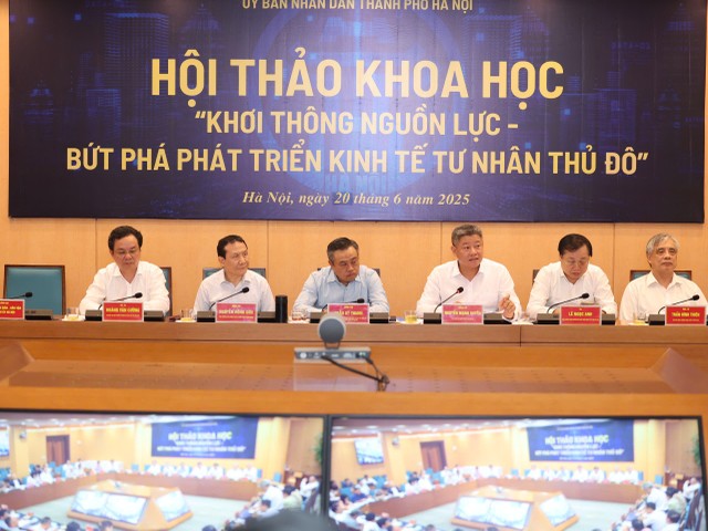 Phó Chủ tịch UBND thành phố Nguyễn Mạnh Quyền phát biểu. Ảnh: Viết Thành.