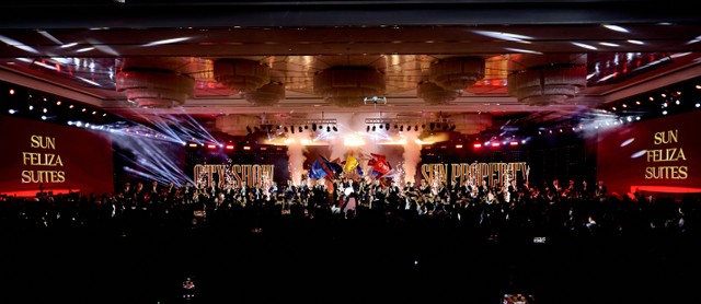 Các đơn vị phân phối hàng đầu bùng nổ trong màn chào sân của Sun Feliza Suites (Ảnh: Ánh Dương) Các đơn vị phân phối hàng đầu bùng nổ trong màn chào sân của Sun Feliza Suites (Ảnh: Ánh Dương)