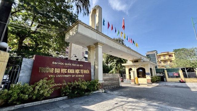 Dự án đô thị mới nằm đối diện Trường Đại học Khoa học Tự nhiên và Trường Đại học Khoa học Xã hội và Nhân văn. Xung quanh trường có nhiều hàng quán vừa và nhỏ, phục vụ đối tượng khách hàng bình dân.