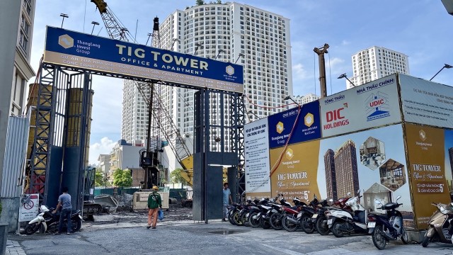 Nằm cạnh Royal City là một dự án của chủ đầu tư bất động sản Hoa Anh Đào. Đây sẽ là nơi xây dựng tòa B của dự án King Palace (quận Thanh Xuân). Hiện công trình vẫn đang thi công và dự kiến hoàn thành vào quý IV/2027. Thông tin giá bán chưa được công bố.