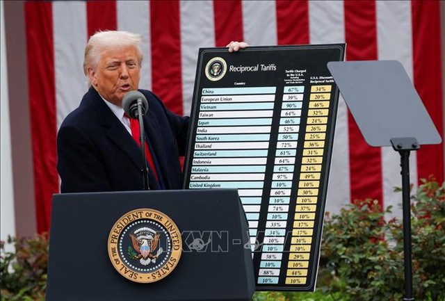 Mức thuế đối ứng mới được Tổng thống Mỹ Donald Trump công bố ngày 2/4/2025. Ảnh: Reuters/TTXVN