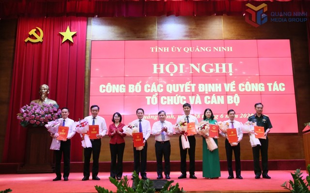 Ông Vũ Đại Thắng, Bí thư Tỉnh ủy Quảng Ninh trao các Quyết định của Ban Thường vụ Tỉnh ủy, UBND tỉnh, HĐND tỉnh. Ảnh: QMG