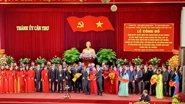 Chủ tịch quốc hội Trần Thanh Mẫn trao Quyết định cho ông Đỗ Thanh Bình được chỉ định làm Bí thư Thành ủy TP. Cần Thơ mới