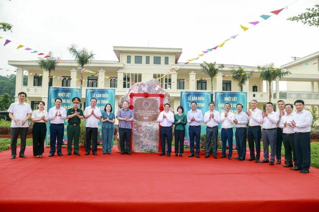 Các đại biểu thực hiện nghi thức gắn biển Công trình chào mừng Kỷ niệm 80 năm Ngày Truyền thống ngành Tài chính Việt Nam.