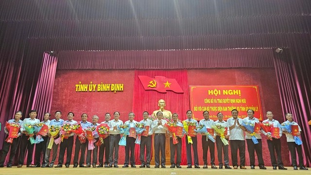 Lãnh đạo tỉnh Bình Định trao quyết định nghỉ hưu cho lãnh đạo các sở, ngành.