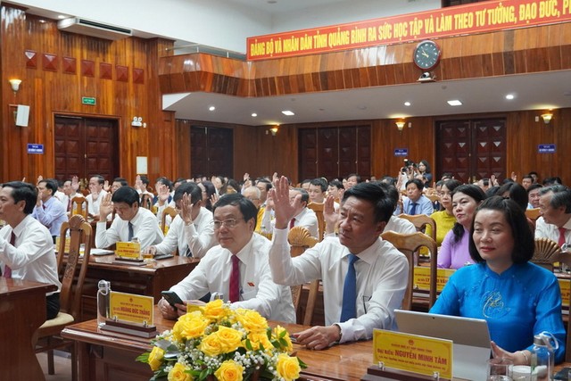 Các đại biểu HĐND tỉnh Quảng Trị biểu quyết thông qua các nghị quyết thành lập các Ban chuyên môn.
