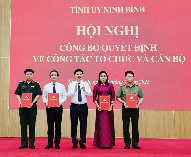 Bí thư Tỉnh ủy Ninh Bình trao Quyết định thành lập 4 Đảng bộ trực thuộc.