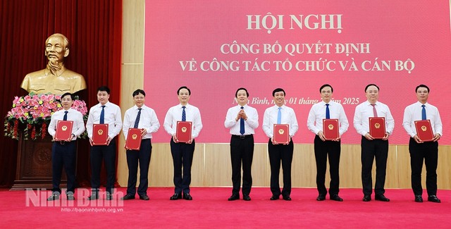 Chủ tịch UBND tỉnh Ninh Bình trao các quyết định về công tác cán bộ. Ảnh Báo Ninh Bình