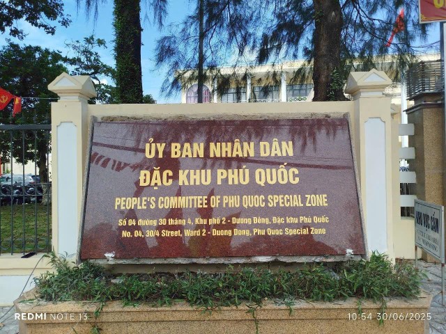 Bảng tên UBND TP Phú Quốc được chỉnh trang thành UBND Đặc khu Phú Quốc ngày 30/6.