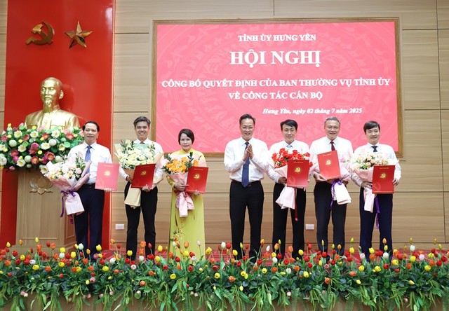 Ông Nguyễn Hữu Nghĩa, Bí thư Tỉnh ủy Hưng Yên trao quyết định bổ nhiệm các chức danh lãnh đạo chủ chốt. Ảnh: Lê Hiếu.