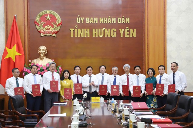 Ông Nguyễn Khắc Thận, Chủ tịch UBND tỉnh Hưng Yên trao quyết định bổ nhiệm Chánh Văn phòng UBND tỉnh và Giám đốc các Sở sau hợp nhất. Ảnh: Phạm Đăng. Ông Nguyễn Khắc Thận, Chủ tịch UBND tỉnh Hưng Yên trao quyết định bổ nhiệm Chánh Văn phòng UBND tỉnh và Giám đốc các Sở sau hợp nhất. Ảnh: Phạm Đăng.