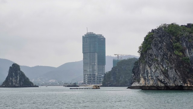 Nhiều công trình quy mô lớn được nhà đầu tư xây dựng tại Vân Đồn. Ảnh: Thanh Tân.