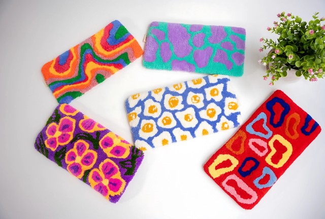 Các sản phẩm có thiết kế trẻ trung, thời thượng, với mức giá khoảng 300.000 đồng/sản phẩm.