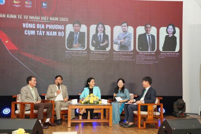 Các doanh nhân chia sẻ tại Phiên đối thoại Diễn đàn kinh tế tư nhân 2025 tại An Giang.