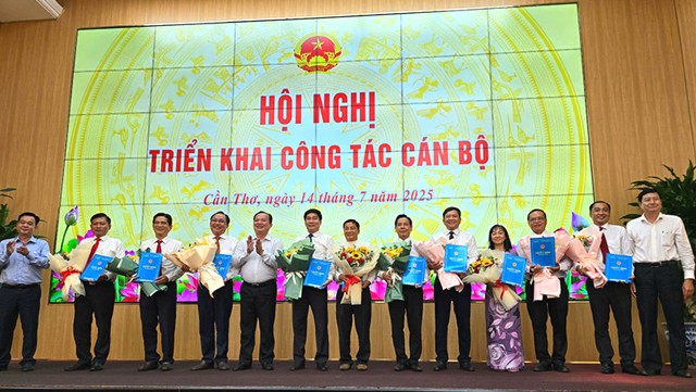 Lãnh đạo UBND TP. Cần Thơ trao quyết định cho lãnh đạo Ban Quản lý các khu chế xuất và công nghiệp Cần Thơ.