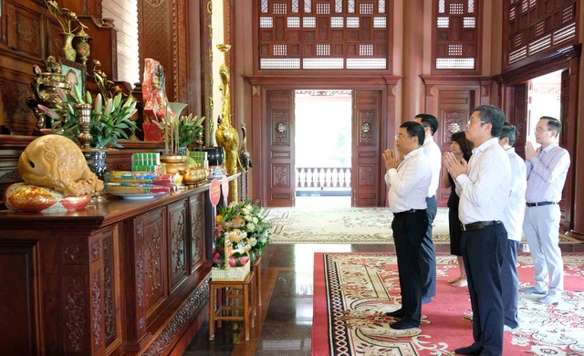 Đoàn Bộ Tài chính do Bộ trưởng Nguyễn Văn Thắng dẫn đầu đã đến dâng hương tưởng niệm cố Thủ tướng Phan Văn Khải.