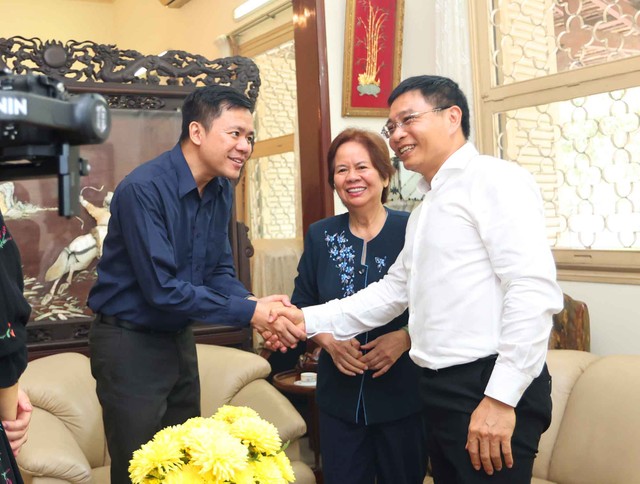 Cùng ngày, Bộ trưởng Nguyễn Văn Thắng (bên phải) trò chuyện cùng ông Nguyễn Minh Hải (bên trái) tại nhà tưởng niệm cố Thủ tướng Võ Văn Kiệt.