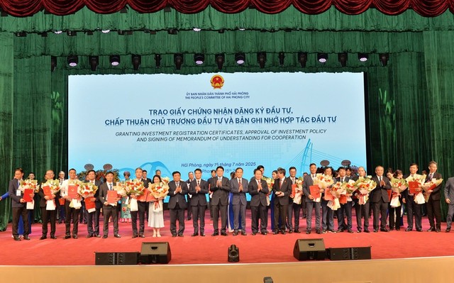 Hải Phòng đã trao giấy chứng nhận đăng ký đầu tư 32 dự án đầu tư và 7 bản ghi nhớ hợp tác với tổng số vốn cam kết lên tới hơn 15,6 tỷ USD Hải Phòng đã trao giấy chứng nhận đăng ký đầu tư 32 dự án đầu tư và 7 bản ghi nhớ hợp tác với tổng số vốn cam kết lên tới hơn 15,6 tỷ USD