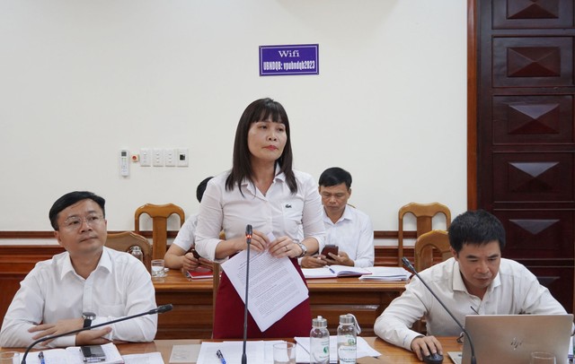 Bà Lê Thị Thương, Phó giám đốc Sở Tài chính Quảng Trị nêu ý kiến tại cuộc họp