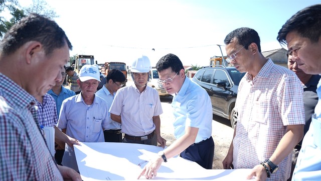Phó chủ tịch UBND thành phố Huế Hoàng Hải Minh (thứ ba phải ảnh) kiểm tra tiến độ và công tác giải phóng mặt bằng cầu Thuận An. Phó chủ tịch UBND thành phố Huế Hoàng Hải Minh (thứ ba phải ảnh) kiểm tra tiến độ và công tác giải phóng mặt bằng cầu Thuận An.