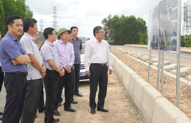 Phó chủ tịch UBND tỉnh Quảng Trị Phan Phong Phú (ngoài cùng, phải ảnh) kiểm tra thực địa đồ án quy hoạch