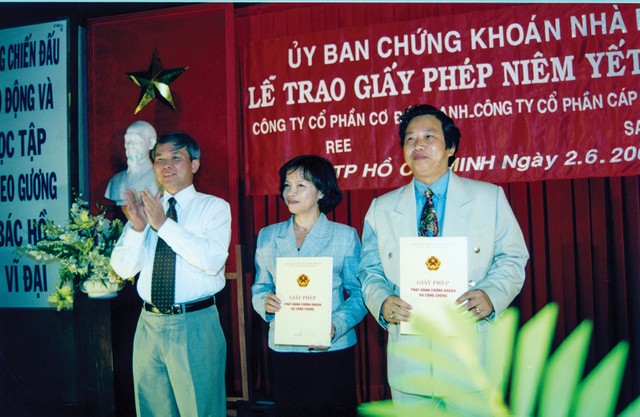 REE và Sacom là hai công ty nhận giấy phép niêm yết đầu tiên khi TTCK đi vào hoạt động năm 2000 REE và Sacom là hai công ty nhận giấy phép niêm yết đầu tiên khi TTCK đi vào hoạt động năm 2000