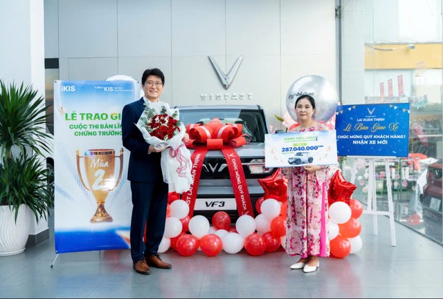 Ông Charlie Shin – TGĐ Chứng khoán KIS chụp ảnh lưu niệm cùng những nhà đầu tư thắng giải thuộc top 3 mỗi bảng đấu. Ông Charlie Shin – TGĐ Chứng khoán KIS chụp ảnh lưu niệm cùng những nhà đầu tư thắng giải thuộc top 3 mỗi bảng đấu.