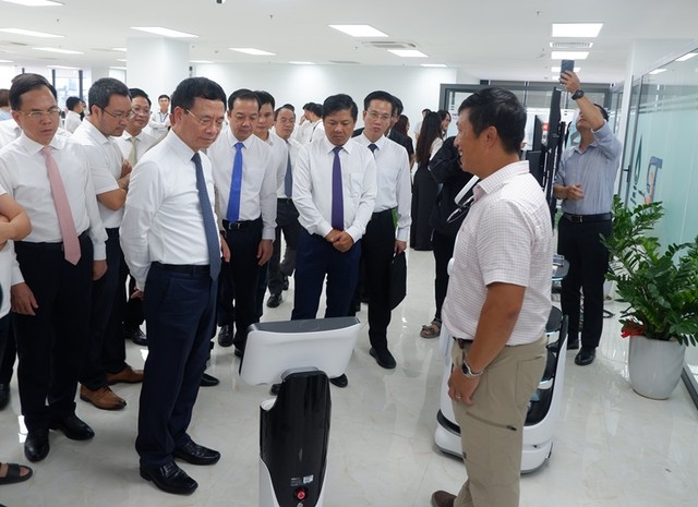Bộ trưởng Nguyễn Mạnh Hùng tham quan, tìm hiểu sản phẩm của Công ty cổ phần Trí tuệ Nhân tạo Việt Nam AIAIVN tại Khu Công nghệ thông tin tập trung - Công viên phần mềm Đà Nẵng số 2.