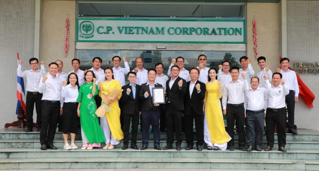 Chứng nhận ASC Feed là bước đệm chiến lược để doanh nghiệp đồng hành sâu hơn với người nuôi, thúc đẩy áp dụng mô hình nuôi có trách nhiệm, giảm rủi ro, nâng cao hiệu quả và gia tăng giá trị xuất khẩu. Chứng nhận ASC Feed là bước đệm chiến lược để doanh nghiệp đồng hành sâu hơn với người nuôi, thúc đẩy áp dụng mô hình nuôi có trách nhiệm, giảm rủi ro, nâng cao hiệu quả và gia tăng giá trị xuất khẩu.