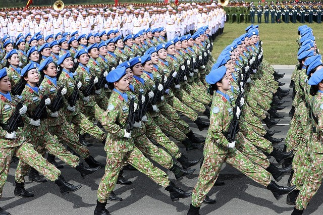 Khối nữ sĩ quan gìn giữ hoà bình tiến vào lễ đài.