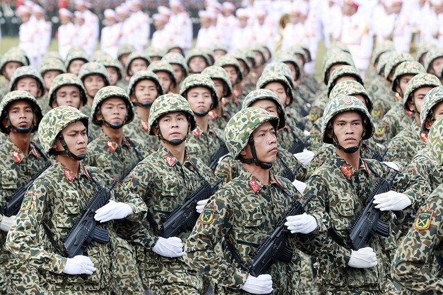 Khối sĩ quan đặc công luôn nhận được sự quan tâm và sự ngưỡng mộ của người dân trong các buổi tập luyện.