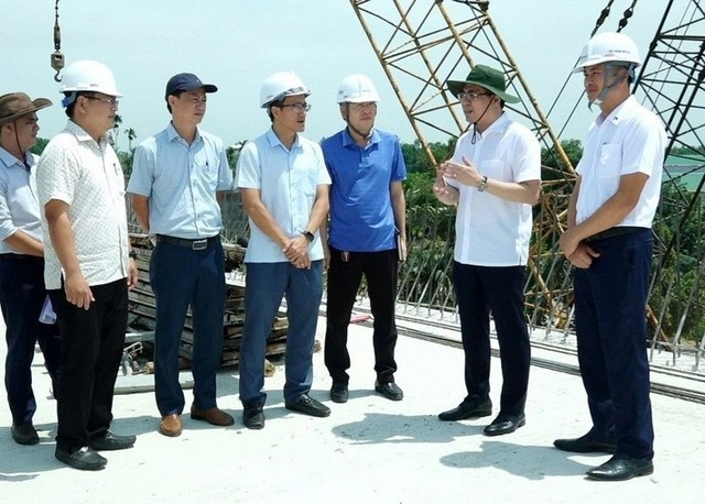 Chủ tịch UBND tỉnh Quảng Ngãi Nguyễn Hoàng Giang kiểm tra dự án cao tốc Quảng Ngãi - Hoài Nhơn.