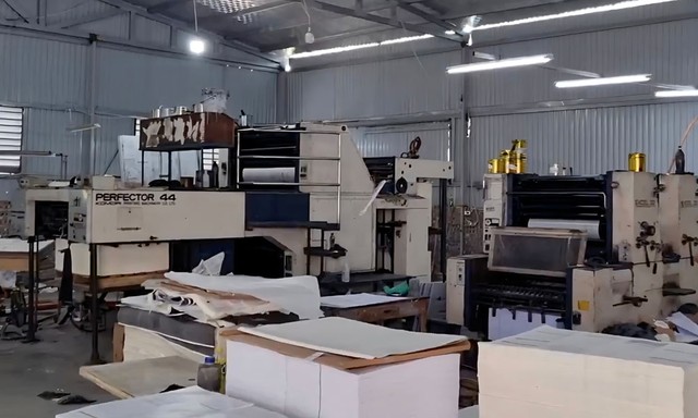 Nhà xưởng sản xuất sách giả quy mô lớn.