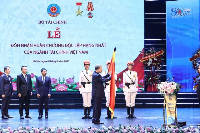 Tổng Bí thư Tô Lâm trao Huân chương Độc lập hạng Nhất cho Bộ Tài chính.