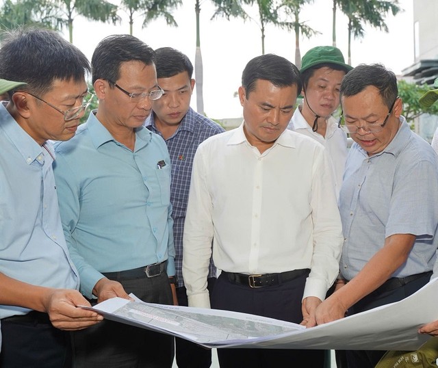 Phó chủ tịch UBND TP.HCM Bùi Xuân Cường khảo sát thực tế Dự án cải tạo bờ Bắc kênh Đôi - Ảnh: H.Q Phó chủ tịch UBND TP.HCM Bùi Xuân Cường khảo sát thực tế Dự án cải tạo bờ Bắc kênh Đôi - Ảnh: H.Q