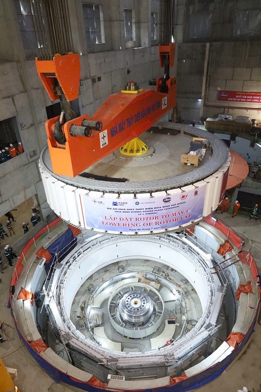 Sau khi hạ thành công rotor tổ máy số 1 Dự án thủy điện Hòa Bình mở rộng đang khẩn trương thực hiện các công việc liên quan để sớm phát điện.