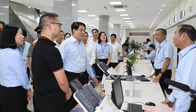 Chủ tịch nước Lương Cường thăm Trung tâm Phục vụ hành chính công tỉnh, kỳ vọng sự đột phá về cải cách hành chính của Quảng Ninh trong chặng đường tới. Ảnh: QMG