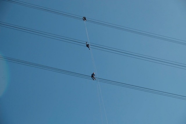 Công nhân làm việc trên cao tại Dự án đường dây 500 kV Lào Cai - Vĩnh Yên.