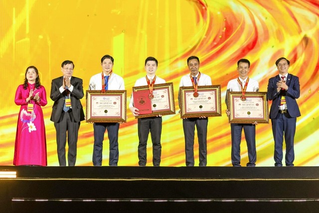 Kỷ lục được trao cho 2 hạng mục đặc biệt của Thành phố Thiên niên kỷ T&T City Millennia, bao gồm: Tuyến phố đi bộ Millennia Journey và Dòng sông Ánh sáng. Kỷ lục được trao cho 2 hạng mục đặc biệt của Thành phố Thiên niên kỷ T&T City Millennia, bao gồm: Tuyến phố đi bộ Millennia Journey và Dòng sông Ánh sáng.