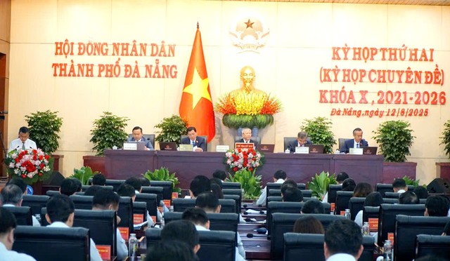 Hội đồng nhân dân thành phố Đà Nẵng tổ chức kỳ họp thứ hai, khóa 10 thảo luận để thông qua nhiều nội dung quan trọng.