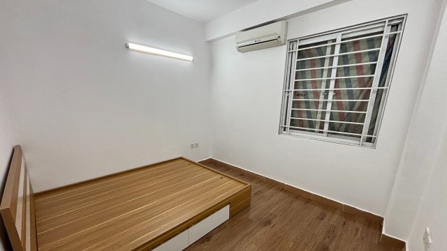 Tòa nhà hàng xóm chỉ cách cửa sổ căn hộ chưa tới 1 m. Tấm bạt có trong hình là của căn nhà bên cạnh. Ảnh: Thanh Vũ.