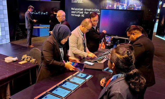 Khách trải nghiệm ứng dụng AI. Ảnh: Bùi Hoàn-PV TTXVN tại Malaysia Khách trải nghiệm ứng dụng AI. Ảnh: Bùi Hoàn-PV TTXVN tại Malaysia