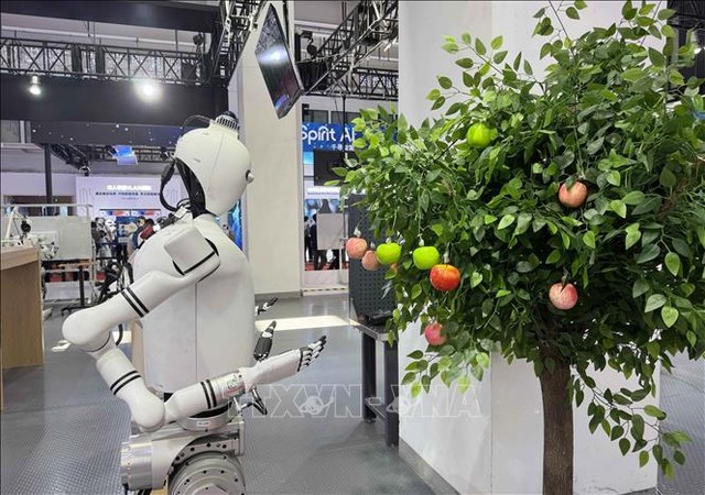 Robot giúp thu hoạch hoa quả. Robot giúp thu hoạch hoa quả.