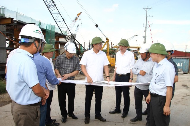 Lãnh đạo TP. Hải Phòng kiểm tra dự án đầu tư xây dựng các khu tái định cư phục vụ Dự án tuyến đường sắt Lào Cai - Hà Nội - Hải Phòng. Ảnh: Việt Cường Lãnh đạo TP. Hải Phòng kiểm tra dự án đầu tư xây dựng các khu tái định cư phục vụ Dự án tuyến đường sắt Lào Cai - Hà Nội - Hải Phòng. Ảnh: Việt Cường